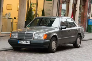 mercedes-benz mercedes-benz-230-1985-w124.jpg